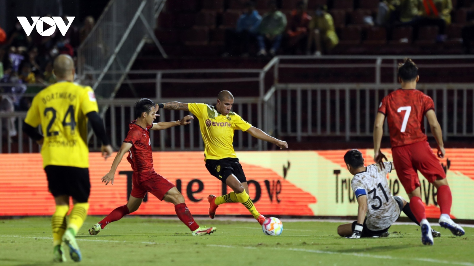Electric atmosphere as Dortmund Legends trounce Vietnam All Stars in friendly